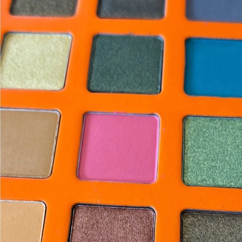 Sassy Jones Makeup Palette, Remover Wipes, Eyeliner, Setting Spray, Face Primer - Picture 7 of 8